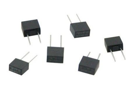 CCC CQC PSE PCBの放射状の加鉛箱は遅い打撃のミニチュア ヒューズMST 002 2A 250VAC 300V 400V 8.35x7.7mmを形づけました